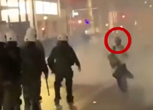 Τέμπη: Τα ΜΑΤ χτυπάνε πολίτη που βρέθηκε σε διαμαρτυρία για τα τρένα – ΒΙΝΤΕΟ