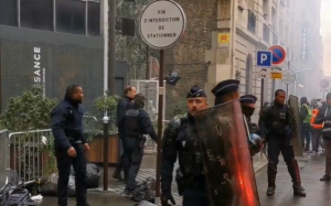 Γαλλία: Διαδηλωτές έχουν στριμώξει αστυνομικούς που τρέμουν από τον φόβο – ΒΙΝΤΕΟ