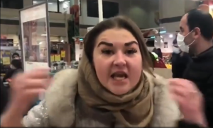 «Ναι, είμαι Ρωσίδα!!! Δόξα στην Ρωσία»!!! Γυναίκα στην Γεωργία ξεσπά