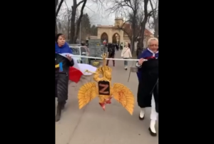 Ουκρανοί αποκεφαλίζουν τον ρωσικό αετό και χύνεται ψεύτικο «αίμα» – ΒΙΝΤΕΟ