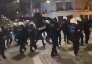 Παρίσι: Ούτε κατάλαβε ο αστυνομικός από που του ήρθε, vid