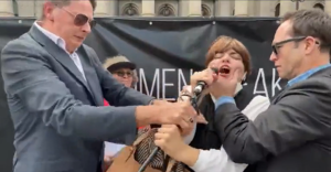 Aκτιβιστής υπέρ των τρανς αρπάζει το μικρόφωνο από γυναίκα και γίνεται χαμός!!!