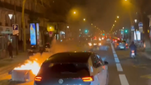 Αυτοκίνητα οδηγούν ανάμεσα σε φωτιές – Δείγμα χάους στην Γαλλία, vid