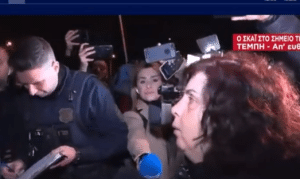 «Μαμά μην με πιάνεις είμαι χτυπημένη» – Πολίτες ΚΛΑΙΝΕ και ΚΡΑΥΓΑΖΟΥΝ στα Τέμπη