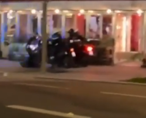 Γαλλία: Αστυνομικοί πατάνε με τις μηχανές τους διαδηλωτή! vid