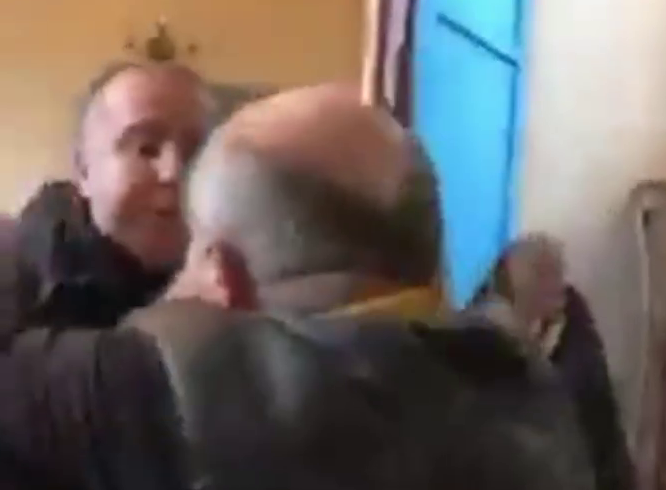 Στην Ουκρανία, η αστυνομία ξυλοκόπησε τον αρχιερέα της εκκλησίας – Απόλυτα σοκαριστικό ΒΙΝΤΕΟ