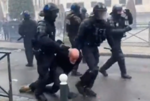 Γέρος σύρθηκε σαν ζώο στους δρόμους του Παρισιού