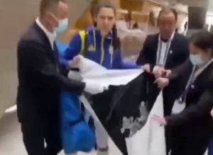 Οι Κινέζοι απαγόρευσαν σε Ουκρανούς να ανοίξουν αντιρωσικό πανό – ΒΙΝΤΕΟ