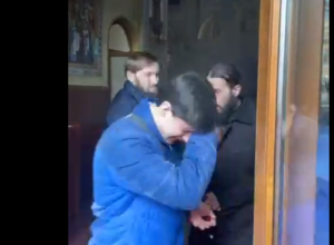Ουκρανία: Μασκοφόροι εκδίωξαν με δακρυγόνα ιερείς και πιστούς από ορθόδοξο ναό – ΒΙΝΤΕΟ ΣΟΚ