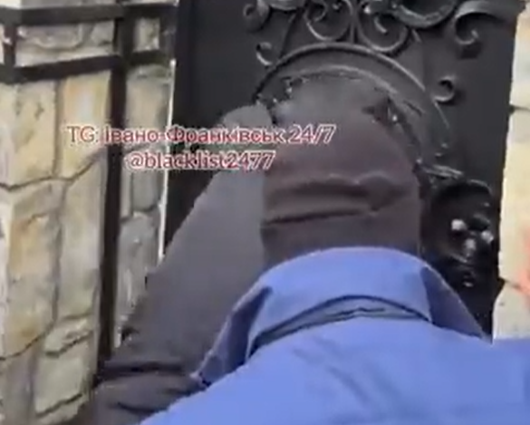 Ουκρανοί τραμπούκοι εισβάλλουν σε εκκλησία!!! Σοκαριστικό ΒΙΝΤΕΟ