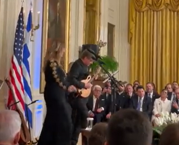 Δεξίωση στον Λευκό Οίκο για την 25η Μαρτίου – Η Ρίτα Γουίλσον τραγούδησε Κόκκοτα, vid
