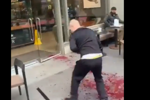 Πολύ σκληρό ΒΙΝΤΕΟ: Τον μαχαίρωσε επειδή του είπε να μην ατμίζει!!! Αίμα παντού