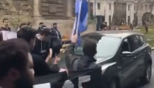 Έλληνες την έπεσαν στο αμάξι του τούρκου ψευδοηγέτη Τατάρ!!! Θα τον πλάκωναν στο ξύλο, vid