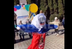 Καίνε ρωσική κούκλα στην Ουκρανία και βάζουν παιδιά να χορεύουν γύρω της – ΒΙΝΤΕΟ ΣΟΚ
