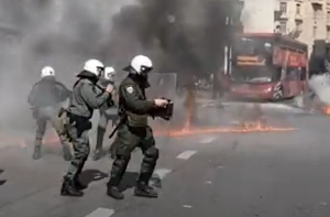 Συγκεντρωτικό ΒΙΝΤΕΟ από τα επεισόδια στο κέντρο της Αθήνας για τα Τέμπη