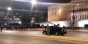 Βγήκε το ιππικό στο κέντρο της Αθήνας: Μεταμεσονύχτια πρόβα για την παρέλαση της 25ης Μαρτίου