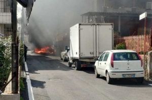 Ιταλία – Αεροσκάφη συγκρούστηκαν και έπεσαν ανάμεσα σε κατοικίες!! vid