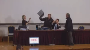 Παραλίγο να πιαστούν στα χέρια για την ενός λεπτού σιγή για τα Τέμπη – ΔΕΙΤΕ ΒΙΝΤΕΟ