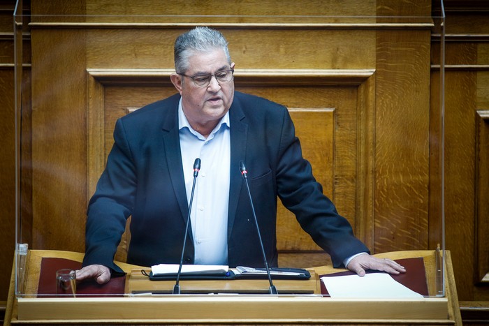 Viral o Κουτσούμπας! Πήγε την τούρτα γενεθλίων σε νεαρό που γιόρταζε (video)