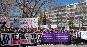 «Στέρεψαν τα δάκρυα και έγιναν οργή»: Μαζικό συλλαλητήριο στη Λάρισα για την τραγωδία στα Τέμπη