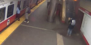 ΗΠΑ: Η στιγμή που πάνελ οροφής καταρρέει δίπλα σε επιβάτη του μετρό, vid