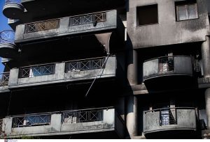 Φωτιά – Νέα Σμύρνη: Προσπάθησε να σώσει τις γάτες του και εγκλωβίστηκε (video)