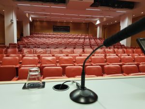 Οι προεκλογικές εκστρατείες παίζουν αποφασιστικό ρόλο, τα τηλεοπτικά “ντιμπέιτ” επηρεάζουν ελάχιστα τους ψηφοφόρους