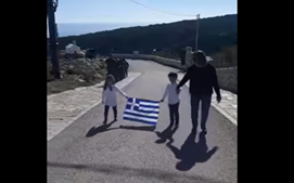 Η συγκινητική παρέλαση της Γαύδου – Παρέλασαν κρατώντας τη σημαία τα δυο παιδάκια του νησιού 