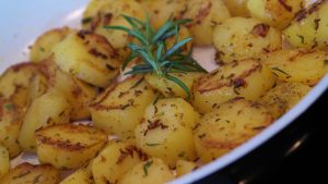 Συνταγή για πατάτες στο φούρνο κυδωνάτες με δεντρολίβανο και σκόρδο