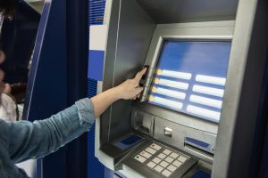 «Συμμορίες των ΑΤΜ»: Ακόμα ένα βήμα πιο κοντά στο τέλος των μετρητών;