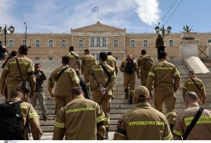 Συγκέντρωση διαμαρτυρίας εποχικών πυροσβεστών στο Σύνταγμα