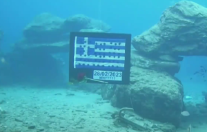 Ελληνική σημαία στο βυθό της θάλασσας για την τραγωδία στα Τέμπη, vid