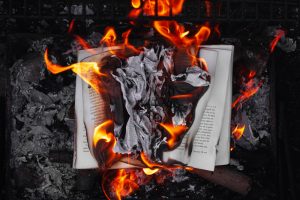 Τρανς: «Να κάψουμε τα σωστά βιβλία» και καίει ένα
