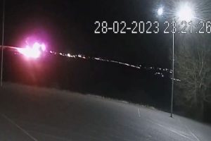 H στιγμή της ΣΥΓΚΡΟΥΣΗΣ των τρένων!!! Μία ΕΦΙΑΛΤΙΚΗ λάμψη ΦΩΤΙΑΣ, vid