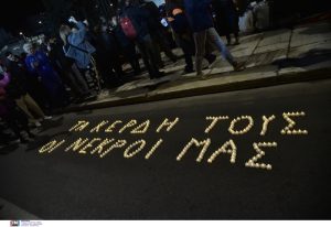 ΜΑΥΡΑ πανιά και συνθήματα για “δολοφόνους”, αλλά ο Μητσοτάκης ήθελε “άνετες εκλογές”, vid