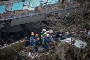 ΦΡΙΚΗ: Έτσι έγινε η σύγκρουση, ΒΙΝΤΕΟ δίπλα & μέσα στα βαγόνια – Εντοπίζουν ΑΝΘΡΩΠΙΝΑ ΜΕΛΗ