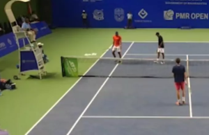 Απίστευτο! Πέτυχε και σκότωσε νυχτερίδα με το σερβίς του! – vid