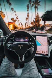 Ο Έλον Μασκ προβλέπει τα αυτοοδηγούμενα αυτοκίνητα της Tesla «αργότερα φέτος»