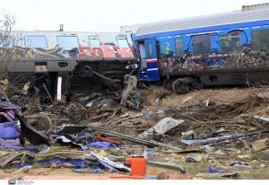 Τέμπη: Αναφορές για τουλάχιστον 50 αγνοούμενους – Στιγμές αγωνίας για τις οικογένειες, ψάχνουν στις λίστες των νοσοκομείων