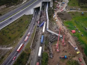 Πάτρα – Πορεία για τα Τέμπη: «Να τιμωρηθούν όσοι εμπλέκονται άμεσα στο έγκλημα»
