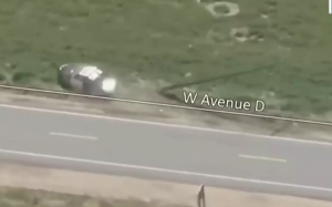 Νεαρός έκλεψε περιπολικό, πήδηξε από το όχημα εν κινήσει και σκοτώθηκε, vid