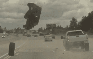 Τρομακτικό τροχαίο στις ΗΠΑ! Αυτοκίνητο εκτοξεύεται στον αέρα αφού χτυπάει σε λάστιχο, vid