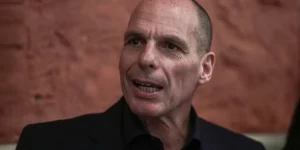 Βαρουφάκης: «Μαγική στιγμή πίσω από το μπλε παραβάν» (video)