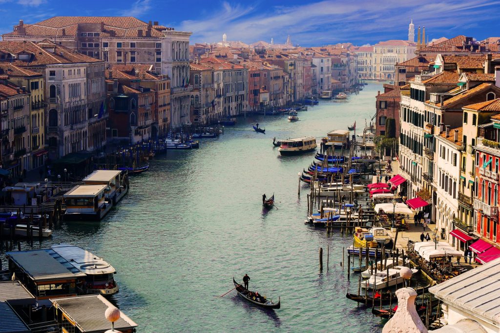 Βενετία: Άνδρας βούτηξε σε κανάλι από τον 3ο όροφο – Θα του έδινα «πιστοποιητικό βλακείας», λέει ο δήμαρχος της πόλης