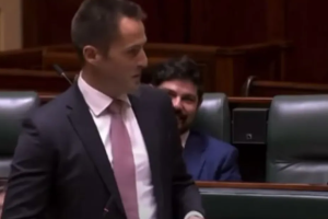 Αυστραλία: Βουλευτής έκανε πρόταση γάμου από το βήμα του κοινοβουλίου, vid
