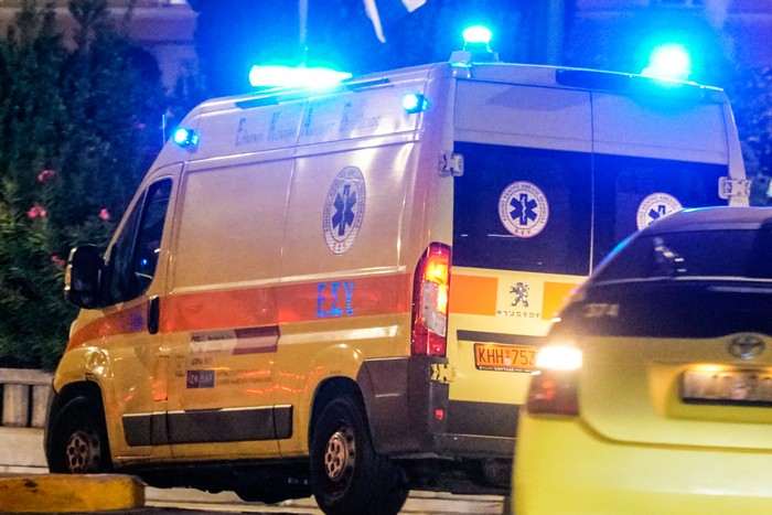 Χαλκιδική: Τουρίστρια ένιωσε αδιαθεσία και ξεψύχησε στο πεζοδρόμιο – Καθυστέρησε ξανά το ασθενοφόρο