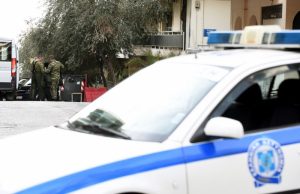 Περιπολικό στη Λαμία «κόλλησε» σε ανηφόρα! Έσπρωχναν οι περαστικοί για να την ανέβει – VIRAL vid