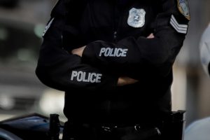 Η στιγμή που αστυνομικός της ΔΙΑΣ απεγκλωβίζει το βρέφος μέσα από ΙΧ, vid