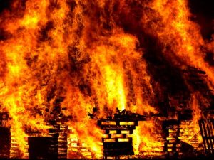 Αυτοκίνητο τυλίχθηκε στις φλόγες στην Αθηνών-Κορίνθου, VID