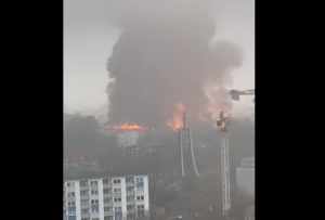 Συναγερμός στο Αμβούργο για φωτιά και καπνό με χημικές ουσίες, vid